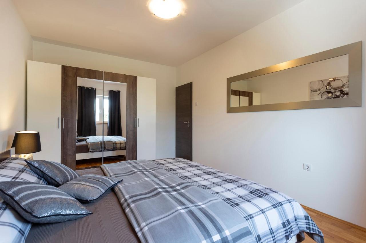 Apartmani Karoca 3 Pula Buitenkant foto