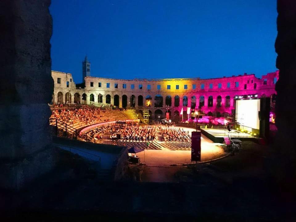 Apartmani Karoca 3 Pula Buitenkant foto